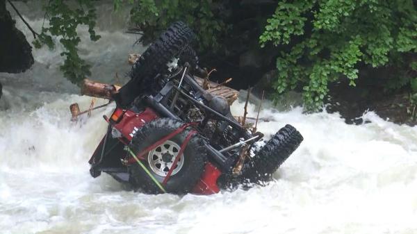 O piesă lipsă de la maşină, posibila cauză a morţii lui Adrian Cernea. Colegii au încercat să îl salveze cu o funie, pe care nu a reuşit să o strângă în jurul lui