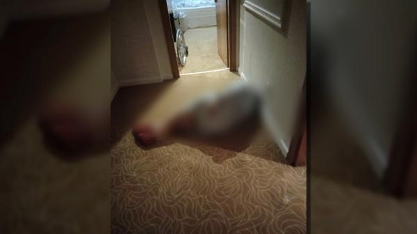 Bătrâni "executați" în aziluri private. O femeie ne-a povestit drama prin care a trecut mama ei: "Făcuse deja găuri în piele. Urla din toate puterile"