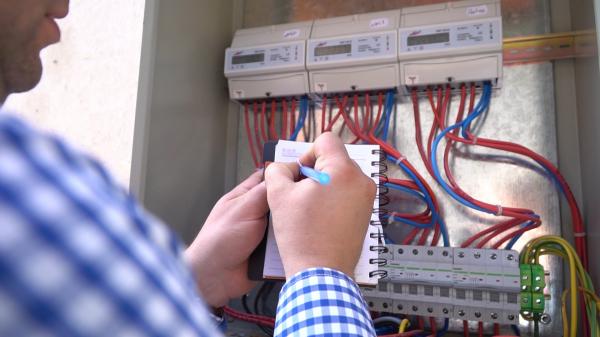 Facturi mai mari cu 7,5% pentru cei care nu au încheiat un contract de piaţă liberă: "Problema nu e ca plătim mai mult, dar plătim degeaba"