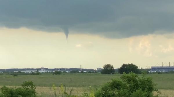 Tornadele, un fenomen meteo extrem care este tot mai frecvent în România. Kitul de supravieţuire în caz de dezastru