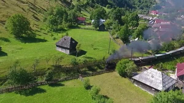 Mocăniţa din Apuseni, una dintre cele mai inedite atracţii pentru turiştii care vor să descopere peisaje de basm