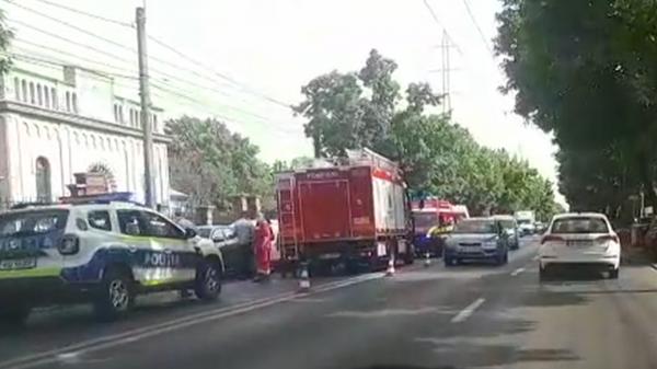 Carambol pe un bulevard din Timișoara, între un autobuz și șase mașini, din cauza neatenției. Două persoane au fost rănite