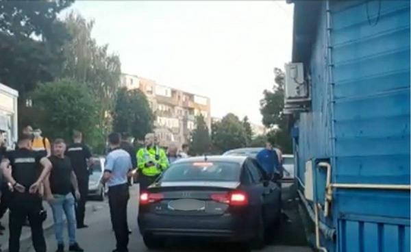 Bărbat rănit, după ce a încercat să aplaneze un scandal izbucnit într-o shaormerie din Piteşti