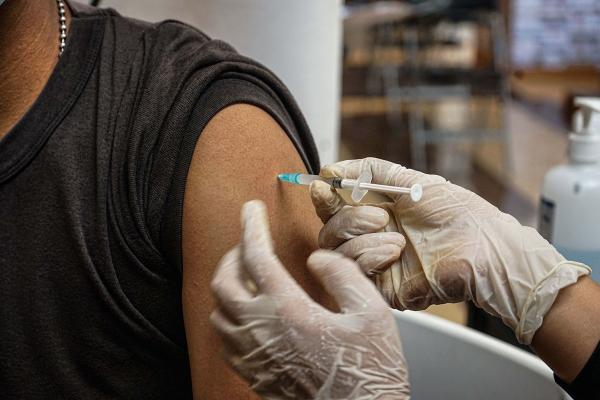 Filipinezii care nu se vaccinează împotriva coronavirusului ar putea fi arestaţi