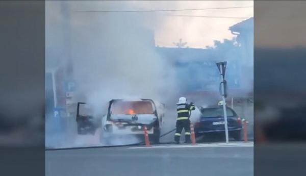 Două maşini incendiate în Satu Mare, după ce mai multe persoane au gătit la butelie între cele două vehicule