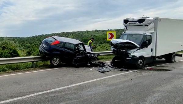 Un șofer beat și fără permis s-a urcat cu mașina pe un parapet, după ce a lovit o dubă pe contrasens, în Tulcea