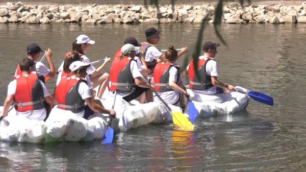 Rafting pe Crișul Repede, pe o plută improvizată din peturi. Ideea inedită le aparține unor elevi și profesori din Oradea