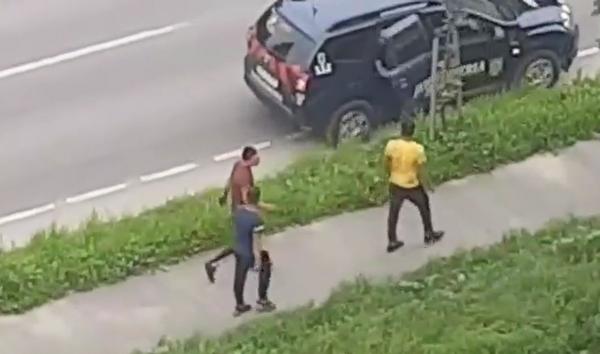 Bărbat snopit în bătaie într-o parcare din Brașov, sub nasul jandarmilor. Agresorii au fost prinși în câteva secunde. VIDEO