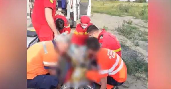 Un adolescent se zbate între viaţă şi moarte după ce era să se înece într-un puţ forat. Băiatul a fost resuscitat timp de 2 ore