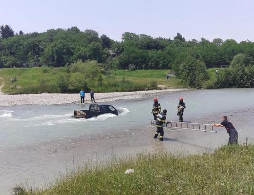 Doi prahoveni și-au scufundat mașina în râul Teleajen, după ce au încercat să o spele în apele umflate de ploi. Pompierii abia i-au adus la mal