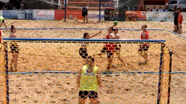 Turneu de handbal pe nisip, organizat în Centrul vechi din Baia Mare: "Am adus 7 camioane de nisip de această dată"