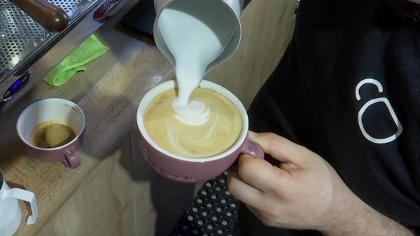 Un clujean a deschis o cafenea în care 80% dintre angajaţi sunt persoane cu dizabilităţi