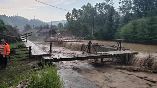 Imagini cu prăpădul făcut de vremea la extreme, în România. Viituri și grindină cât mingile de ping pong