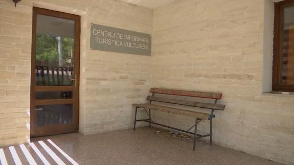 Milioane de euro pentru centre turistice ale nimănui: "Nu e tradiţională decât prostia la noi. Ce să vadă? Oameni beţi sau ce?"