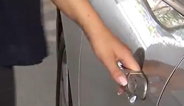 Experiment Observator: Cât durează şi cât costă să deschizi orice maşină din parcare. Anunţurile meseriaşilor de ocazie au umplut internetul