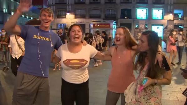 Spaniolii au petrecut ca în Noaptea de Revelion. Autorităţile au ridicat  restricţia de a purta mască în aer liber