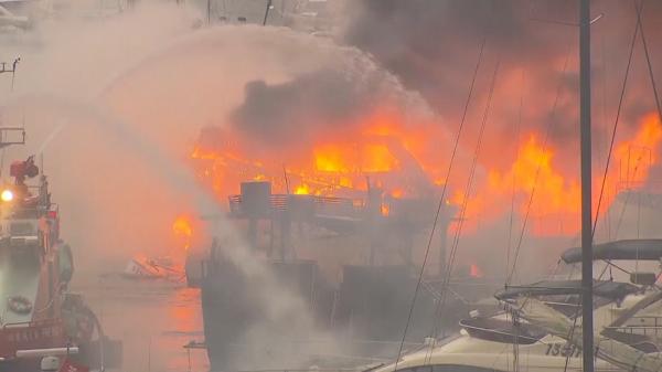 Incendiu de proporții într-un port din Hong Kong: 30 de ambarcaţiuni au luat foc, 10 dintre ele s-au scufundat