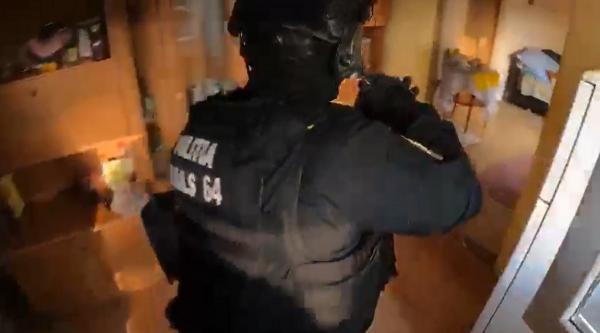 Prahovean luat pe sus de mascaţi, după ce a ameninţat că îşi aruncă apartamentul în aer: "Ce aveţi, mă, nebunilor?"