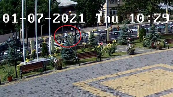 Momentul teribil în care o Toyota Land Cruiser spulberă un bătrân pe trecere, la Lețcani. Accidentul a fost filmat - VIDEO