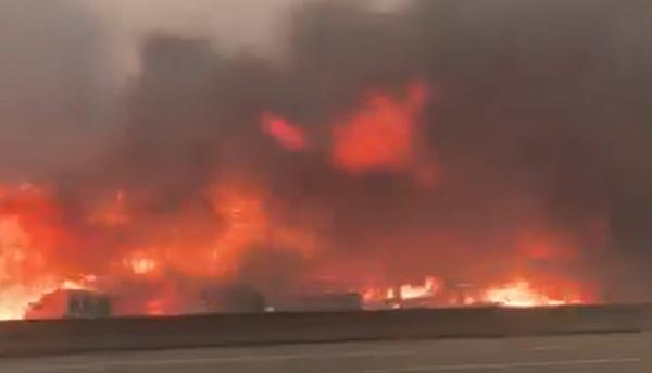 Orăşelul din Canada unde temperaturile au ajuns la 50 de grade a fost mistuit de flăcări. Peste o mie de oameni au fugit din calea incendiului