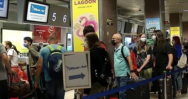 Coadă în aeroport la zborurile spre Grecia. Cu certificatul verde în buzunar, românii au așteptat răbdători îmbarcarea pentru primul zbor din această vară