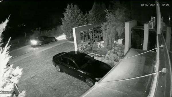Mașina unui luptător de kickbox, incendiată în miez de noapte, lângă Timișoara. Atacul, surprins de camerele de supraveghere