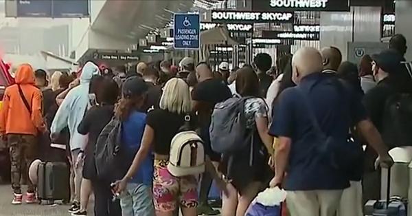 Zeci de milioane de americani au luat cu asalt aeroporturile, pentru a efectua diferite călătorii de Ziua Independenţei