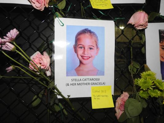 Fetiţa de 7 ani a unui pompier din Miami, găsită moartă sub dărâmăturile blocului prăbuşit. Mama, mătuşa şi bunicii, încă dispăruţi. Bilanţul a ajuns la 22 de morţi