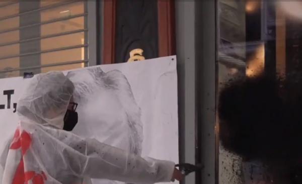 Vitrine Louis Vuitton, mânjite cu vopsea neagră într-un protest al militanţilor anticapitalişti, la Paris