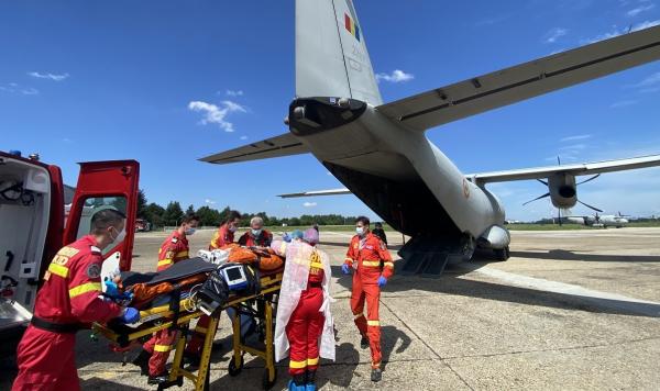 Cei doi bărbați răniţi grav în explozia de la Petromidia, transferaţi la o clinică din Germania cu o aeronavă MApN