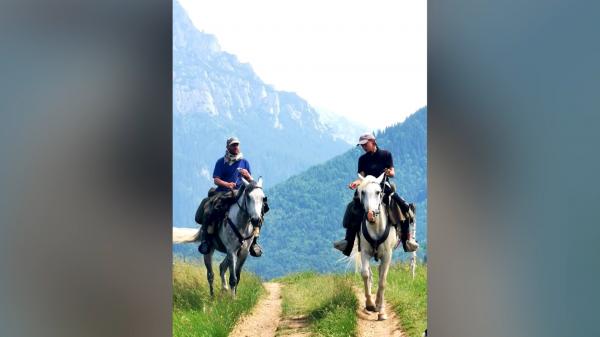 Călăreții rupți din filme au ajuns din Mongolia în Bucegi: "Toată lumea întreabă ce loc de muncă ai. Nimeni nu întreabă dacă ești fericit"