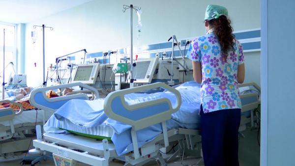 Spitalele de copii sunt din ce în ce mai aglomerate: medicii sunt nevoiţi să redirecţioneze cazuri pentru că secţiile sunt pline