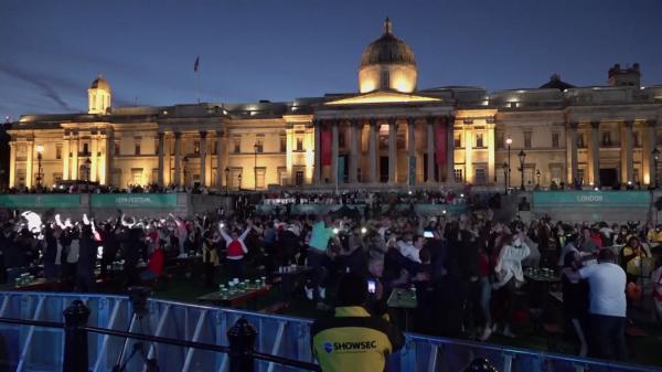 Britanicii au luat cu asalt străzile după ce echipa naţională s-a calificat în finala Euro 2020. Au cântat şi au udat victoria cu bere
