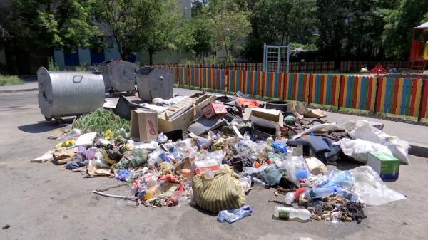 Craiova, sub asediul gunoaielor care putrezesc pe străzi. Cum containerele sunt pline ochi, oamenii aruncă deşeurile pe unde apucă