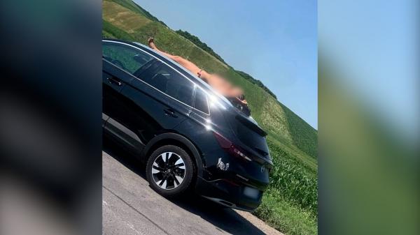 Tânără, surprinsă făcând topless pe capota maşinii pe o şosea din Mureş: „Uite-o pe fată ce relaxată stă. Nicio treabă nu are”