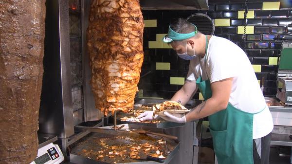 Românii au cheltuit în 2020 peste 2 miliarde de lei pe shaorma, burgeri şi aripioare. O shaorma poate ajunge şi la 1.000 kcal