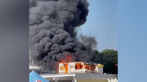 Două rulote s-au făcut scrum în faţa turiştilor aflaţi pe o renumită plajă din Eforie Nord