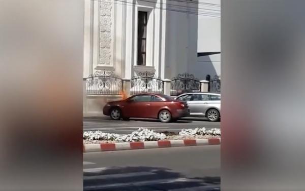 O maşină a luat foc pe o stradă din centrul oraşului Focşani. Momentul a fost surprins de trecători