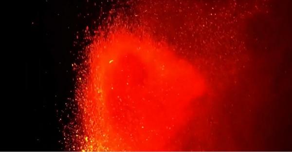 Noi erupţii ale vulcanului Etna, surprinse în imagini spectaculoase