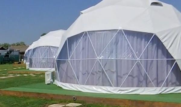 Vacanţă ca la un hotel de cinci stele, dar la cort. Glamping-ul este un trend în turism care începe să atragă tot mai mulţi turişti