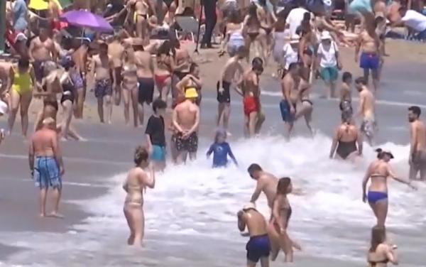 Nopţi albe pe litoral, în cel mai aglomerat weekend de la începutul anului. Turiştii au recuperat timpul pierdut, în urma restricţiilor