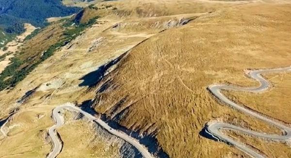 Turişti dornici să înlocuiască masa la restaurant cu una la stână. Transalpina le-a fost inclusiv refugiu pe timp de caniculă