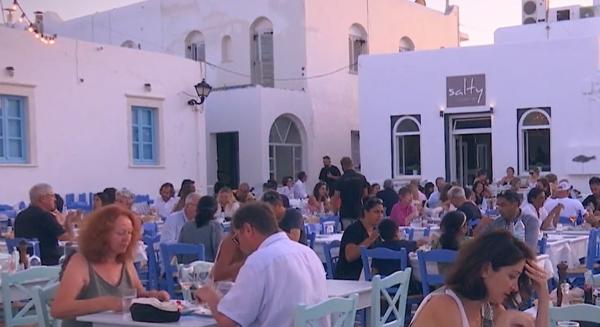 Paros, esența Greciei într-o singură insulă. Anul, peste 150.000 de turişti din vestul Europei își fac vacanțele aici