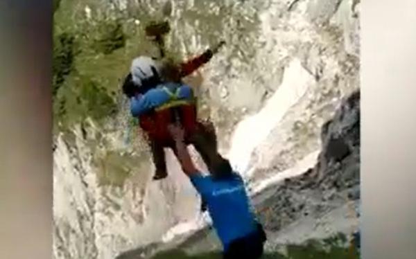 Greşeala unui ghid putea duce la o tragedie. O turistă care şi-a rupt piciorul în Munţii Piatra Craiului a fost preluată cu un elicopter SMURD