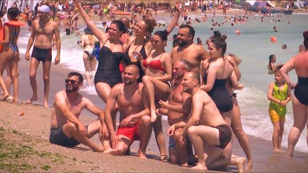 100.000 de turişti au luat cu asalt litoralul, în cel mai aglomerat weekend din an. Hotelierii şi patronii de baruri şi-au rotunjit veniturile