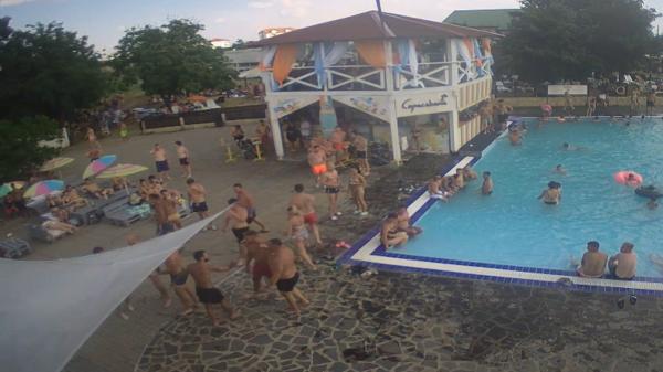 Bătaie cu pumni şi picioare la ştrandul din Carei, în Satu Mare. Tinerii scandalagii, filmaţi de camerele de supraveghere