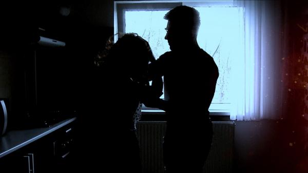 Tată din Dej, reţinut după ce şi-a abuzat fiica timp de 4 ani. Bărbatul cere arest la domiciliu, acolo unde se află şi victima
