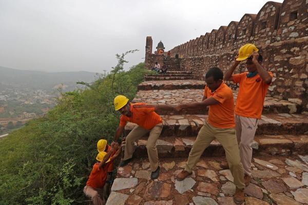 Bilanţ negru în India: 38 de persoane au murit lovite de fulger, printre victime fiind şi 11 oameni care făceau selfie-uri în vârful unui turn