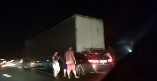 BMW cu volan pe dreapta, strivit sub TIR şi târât sute de metri pe Autostrada Soarelui. Şoferul a murit pe loc