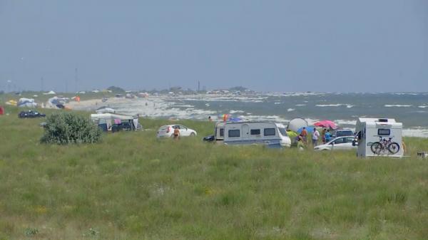 Plajele sălbatice, preferate chiar şi pentru amenzi: "Oricum dacă am sta într-o staţiune mai mare, am plăti cazare. Nu e o sumă atât de mare până la urmă"